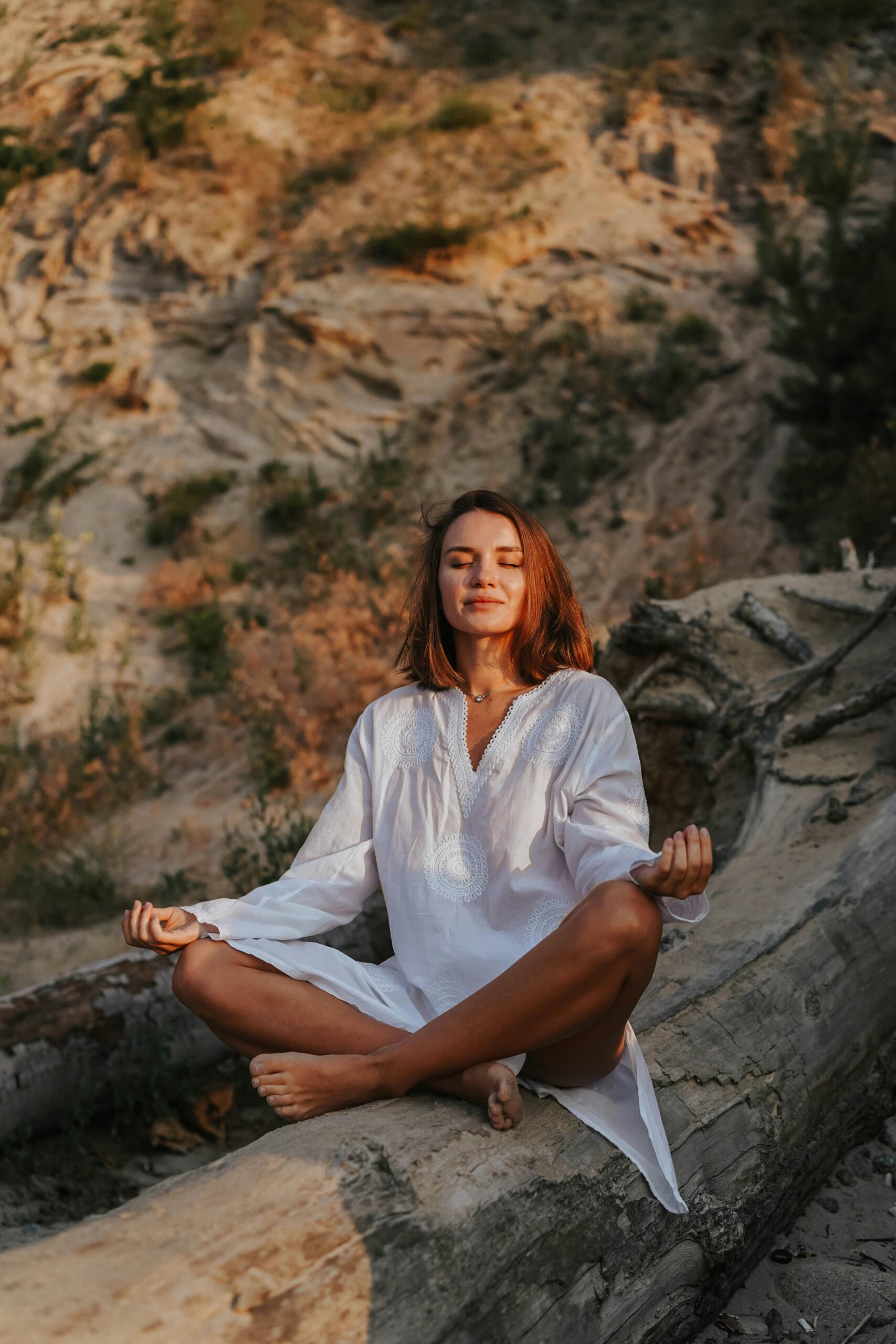 Femme méditant dans la nature pour retrouver le calme intérieur